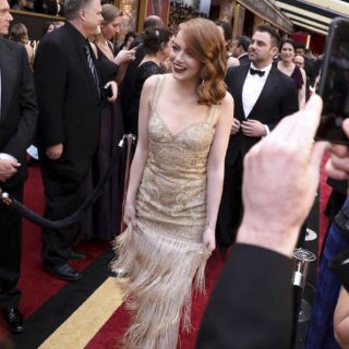 Vestido de Emma Stone requirió mil 700 horas de trabajo