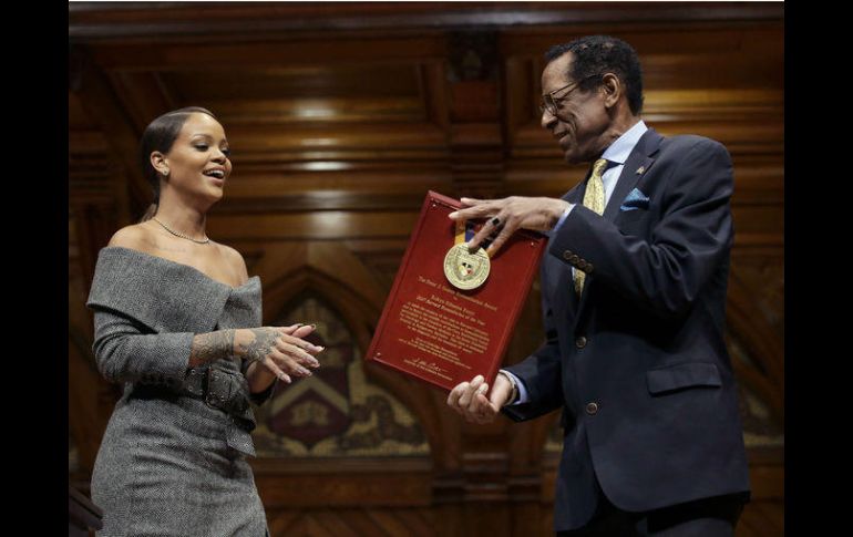 La cantante Rihanna fue premiada por abrir un centro de tratamiento contra el cáncer instalado en el Hospital Queen Elizabeth. AP / S. Senne