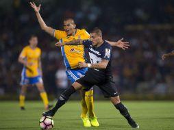Jorge Torres Nilo y Nicolás Castillo se disputan el balón durante el partido. MEXSPORT / O. Aguilar