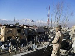 Un miembro de las fuerzas de seguridad afganas asegura la zona tras el atentado talibán contra una comisaría de la policía en Kabul. EFE / H. Amid