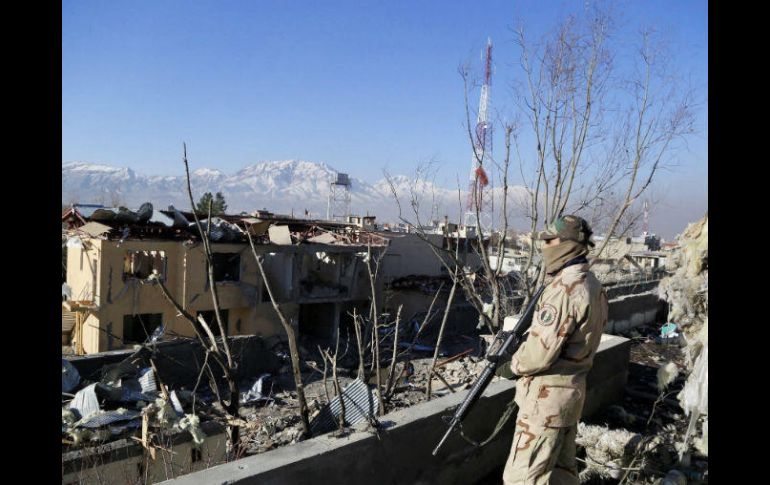 Un miembro de las fuerzas de seguridad afganas asegura la zona tras el atentado talibán contra una comisaría de la policía en Kabul. EFE / H. Amid