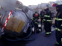 Elementos de la UEPCBJ, en coordinación con bomberos de Tlaquepaque, realizan el saneamiento de la zona. ESPECIAL / UEPCBJ