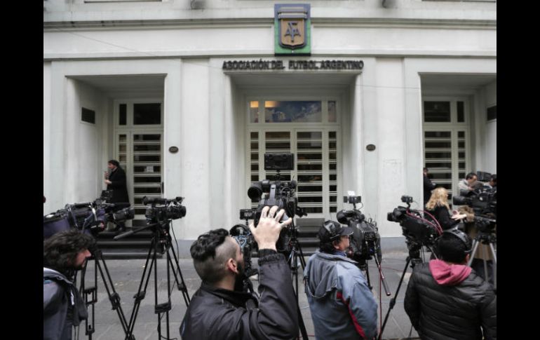 Denuncian que los clubes están ''presionando'' a los jugadores para que se presenten a los partidos. AP / R. Caivano