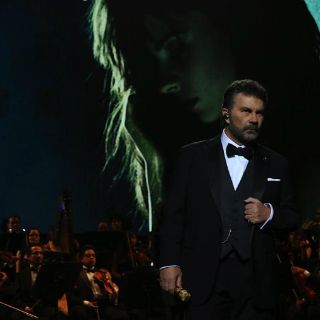 Mijares recibe Disco de Platino por álbum grabado en Bellas Artes