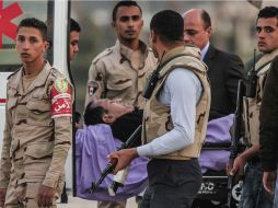 Hosni Mubarak regresó en camilla al hospital militar que permanece desde el 2011, luego de asistir al juicio en el que se le absolvió. EFE / M. Hossam