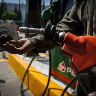 Premium bajará tres centavos; Magna y diésel uno