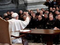 Los sacerdotes de Roma quienes se encontraban en la reunión se acercaron para recibir la bendición del Papa Francisco. AFP / V. Pinto