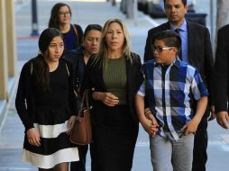 En la imagen la esposa de Anastasio y sus dos hijos menores. AP / E. Contreras