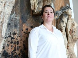 Mónica Ashida, curadora responsable de la exposición, al lado de la obra 'Aquelarre', de Germán Venegas. EL INFORMADOR / G. Gallo