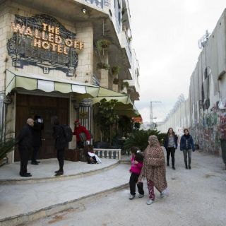 Banksy abre hotel frente a muro israelí en Cisjordania