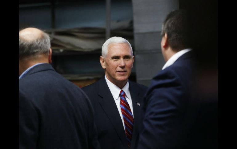 Pence criticó varias veces a la candidata demócrata Hillary Clinton por utilizar un servidor privado de correo cuando era secretaria. AP / ARCHIVO