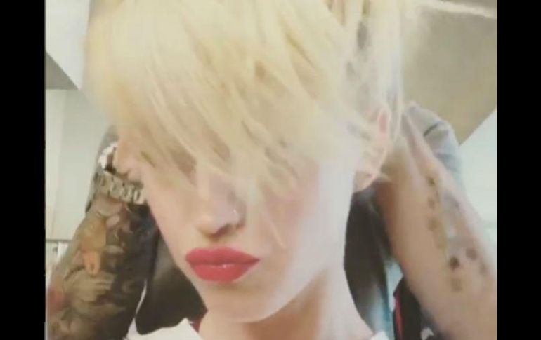En el video sale junto a su estilista, Chris McMillan, también encargado del look de Miley Cyrus. INSTAGRAM / katyperry