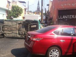 Uno de los vehículos volcó sobre su costado tras el percance. ESPECIAL /