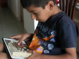 Pese al daño que ocasionan, los aparatos electrónicos se usan actualmente como auxiliar en el cuidado de los infantes. EL INFORMADOR / ARCHIVO