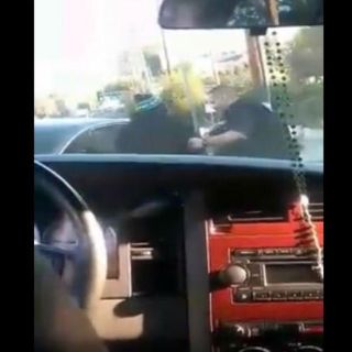 Graban detención de migrante mexicano en EU