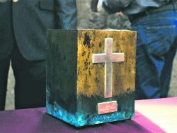 Urna. Momento de la extracción de las cenizas de Luis Barragán. ESPECIAL /