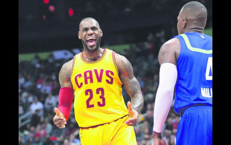El rey. LeBron James (#23) encestó seis tiros de tres, para liderar a los Cavaliers en ese departamento. AP / C. Compton