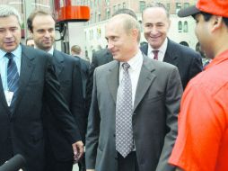 2003. Hace 14 años, Vladimir Putin viajó a EU para la apertura de una gasolinera rusa en Estados Unidos; ahí estuvo Chuck Schumer. AP /