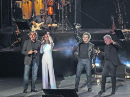 Víctor Manuel y Miguel Ríos dieron un repaso por sus éxitos, que fueron coreados por los asistentes al concierto en el Telmex. EL INFORMADOR / F. Atilano