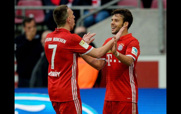 Ribéry (I) celebra su tanto con Bernat (D), quien también se hizo presente en el marcador. AFP / S. Schuermann