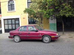 El automóvil recuperado es un Chrysler Shadow, tinto, modelo 1993, con placas del estado de Jalisco. ESPECIAL /