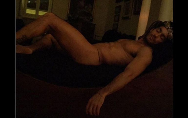 'Si tomas más de los que debes...podrías despertar así...', escribió el actor junto a la imagen. INSTAGRAM / aarondiaz