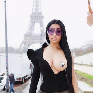 Nicki Minaj luce un pecho desnudo en el Paris Fashion Week