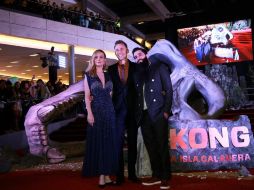 En la imagen Brie Larson, Tom Hiddleston y el director Jordan Vogt-Roberts. TWITTER / @Cinepolis