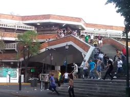 El conato de riña ocurrió la tarde de este sábado en las inmediaciones del Mercado San Juan de Dios. ESPECIAL /
