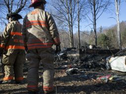 ‘Cuando llegamos al lugar, la casa estaba completamente bajo las llamas’, indicaron los bomberos. AP / K. Kesner
