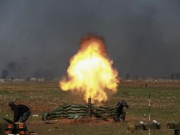 Fuerzas de seguridad iraquíes lanzan un proyectil contra posiciones del Estado Islámico. AP / K. Mohammed