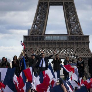 Miles de franceses apoyan a Fillon, acusado de corrupción