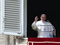 El Papa Francisco durante su bendición dominical con el Angelus, pronunciada desde la ventana de su estudio personal. AFP / V. Pinto