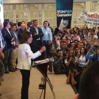 Moreno Valle felicita a Vázquez Mota por candidatura