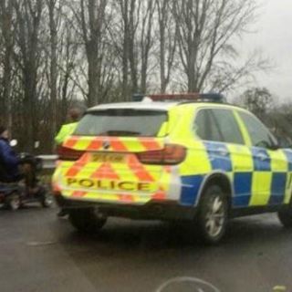 Abuelo se mete en una autopista con su silla de ruedas