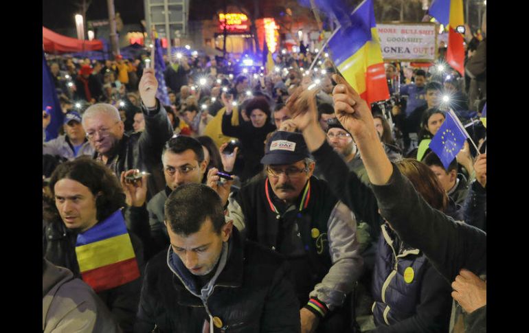 Los congregados reclaman la corrupción del país marchando desde la Plaza de la Victoria con banderas y silbatos. AP / V. Ghirda