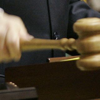 Familia afgana con visas es detenida en aeropuerto de LA