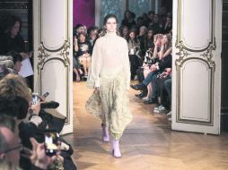 La modelo presenta una creación diseñada por Bill Gaytten para la casa de moda de John Galliano. AFP /