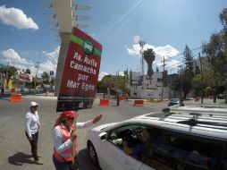 Ayer, primer día de las restricciones, personal del Siteur orientaba a los automovilistas. EL INFORMADOR / A. Camacho