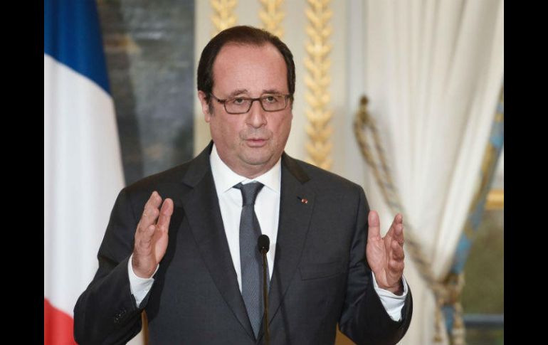 'Europa puede reactivarse a través de la defensa', afirmó Hollande en una entrevista a seis diarios europeos. AFP / ARCHIVO