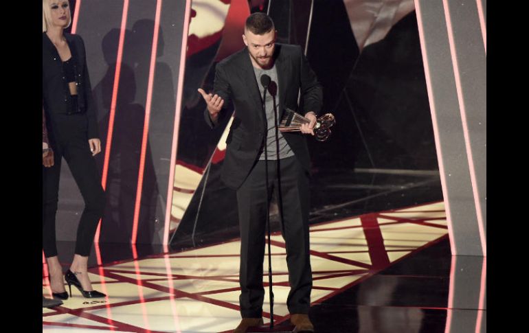 El artista defiende la inclusión en el escenario y dedica su premio a los niños que se sienten diferentes. AP / C. Pizzello