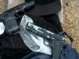 La policía asegura a los hombres dos armas de utilería y una motocicleta. ESPECIAL /