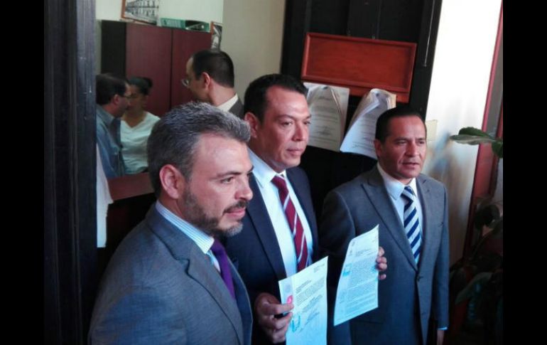 López Lara y el fiscal general acuden al Poder Legislativo para dejar la solicitud del juicio de procedencia. EL INFORMADOR / T. Villaseñor