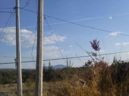 Oficiales de la Policía y rescatistas acudieron al kilómetro 1 de la carretera Guadalajara-Tala, en El Arenal. ESPECIAL /