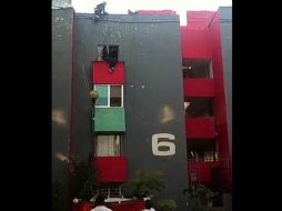 Un breve video de dos minutos muestra cómo los bomberos consiguen evitar que el hombre se haga daño. ESPECIAL / Bomberos de Guadalajara