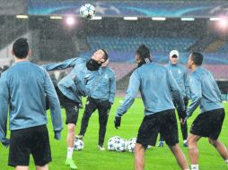 El Real Madrid realizó las últimas pruebas tácticas en el Estadio San Paolo antes del duelo de hoy. AP /