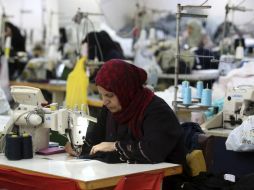 Las mujeres tienen en su mayoría trabajos menos lucrativos y que no permiten disfrutar de prestaciones y ganan menos que los hombres. EFE / A. Badarneh