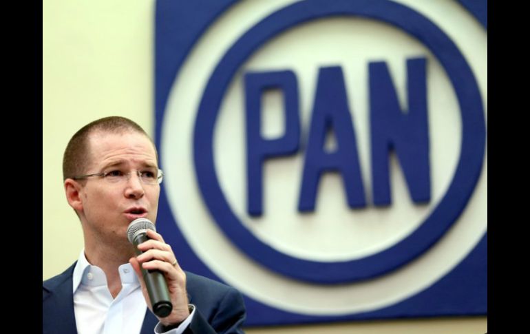 ''Ve nada más cómo tienen al país'', se queja el político y acusa al PRI de haber devaluado al peso. NTX / ARCHIVO