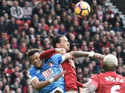 Mings pisó a Ibrahimovic en la cabeza al intentar saltar sobre él y el sueco le devolvió el gesto con un codazo en la cara. AFP / ARCHIVO