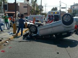 En el percance participaron dos vehículos, un automóvil Acord blanco de modelo atrasado y un tipo sedán color gris. ESPECIAL / Bomberos Guadalajara